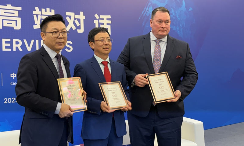 Chad Sbragia, former deputy assistant secretary of defense of US（right)，poses for a photo with Wu Xinbo, Dean and professor of the Institute of International Studies of Fudan University (center) during the 12th Beijing Xiangshan Forum on September 17, 2025, in Beijing. Photo:Wang Qi/GT