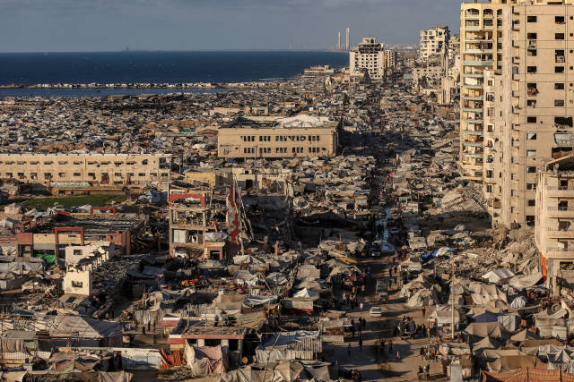2025年9月1日在加沙城拍摄的流离失所者的临时居住地。新华社 发