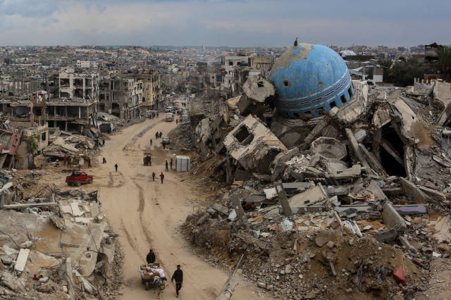 2025年2月19日在加沙地带北部拜特哈嫩拍摄的断壁残垣。新华社 发