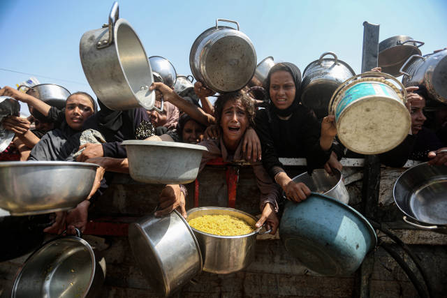 2025年8月10日，民众在加沙城领取免费食物。新华社 发